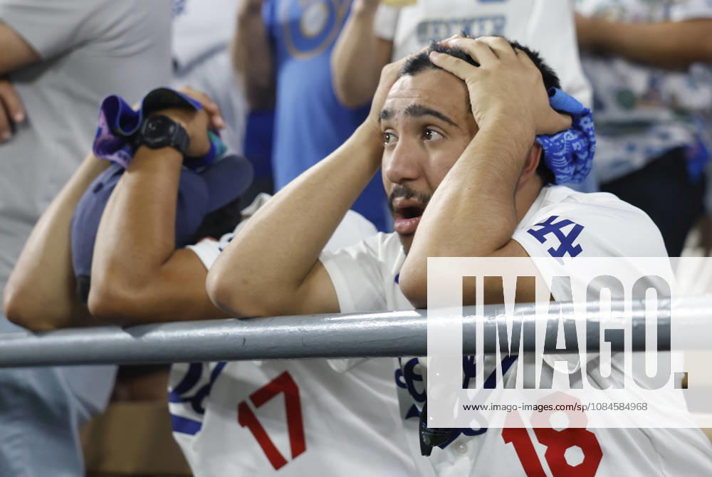 Los Angeles Dodgers fans react after the Dodgers lost game four to the Milwaukee Brewers 5-4 in the MLB, Baseball Herren, USA National League Championship Series at Dodger Stadium in Los Angeles, California, on Thursday, October 15, 2026. The Brewers swept the Dodgers 4-0 in the best-of-seven series and advance to the World Series against the Tampa Bay Rays or Cleveland Guardians. LAP20261015790 CAROLINExBREHMAN