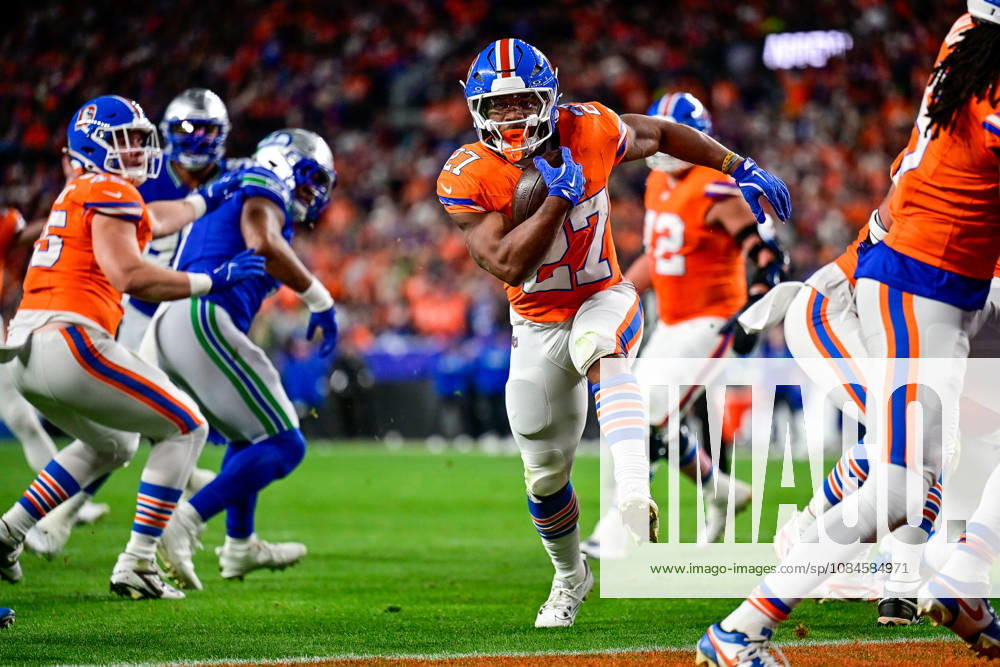 DENVER, CO - OCTOBER 15: Denver Broncos running back J.K. Dobbins (27) scores a second quarter touchdown on a carry during a game between the Seattle Seahawks and the Denver Broncos at Empower Field at Mile High on October 15, 2026 in Denver, Colorado. (Photo by Dustin Bradford Icon Sportswire) NFL, American Football Herren, USA OCT 15 Seahawks at Broncos Icon132261015035
