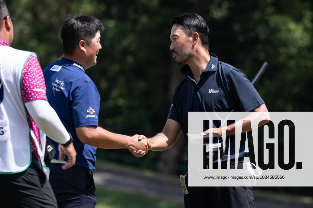 USAÃ¢â‚¬â ¢s Kevin NA (R) congratulates Sungjae IM (L) from Korea on his round of -7 par bringing him into the lead with -13par. Round 2 in the Macao Open Golf at Macau Golf & Country Club. Coloane China - ZUMAr144 20261016_zap_r144_085