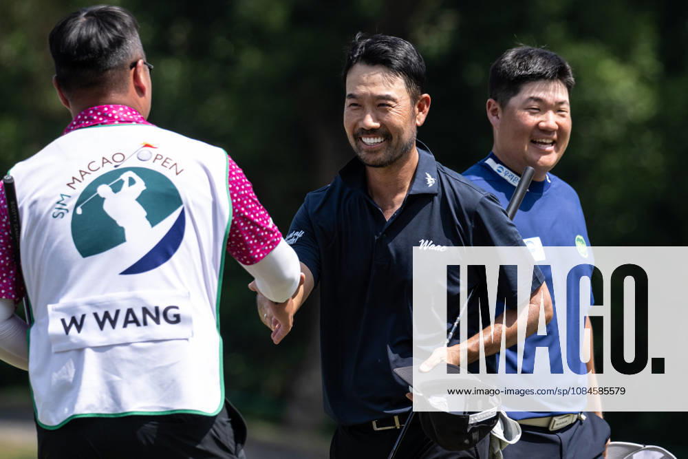 USAÃ¢â‚¬â ¢s Kevin NA (R) congratulates Sungjae IM (L) from Korea on his round of -7 par bringing him into the lead with -13par. Round 2 in the Macao Open Golf at Macau Golf & Country Club. Coloane China - ZUMAr144 20261016_zap_r144_087