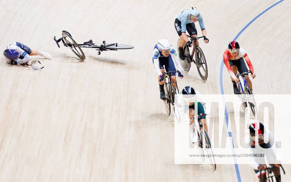 Belgian Lotte Kopecky (back R) rides past several cyclists who fell during the Scratch race of the Women s Omnium event at the UCI Track cycling, Rad, Radsport, Bahnrad, Bahn World Championships in Shanghai, China on Friday 16 October 2026. The worlds are taking place from 14 to 18 October 2026. BENOITxDOPPAGNE x189963266x