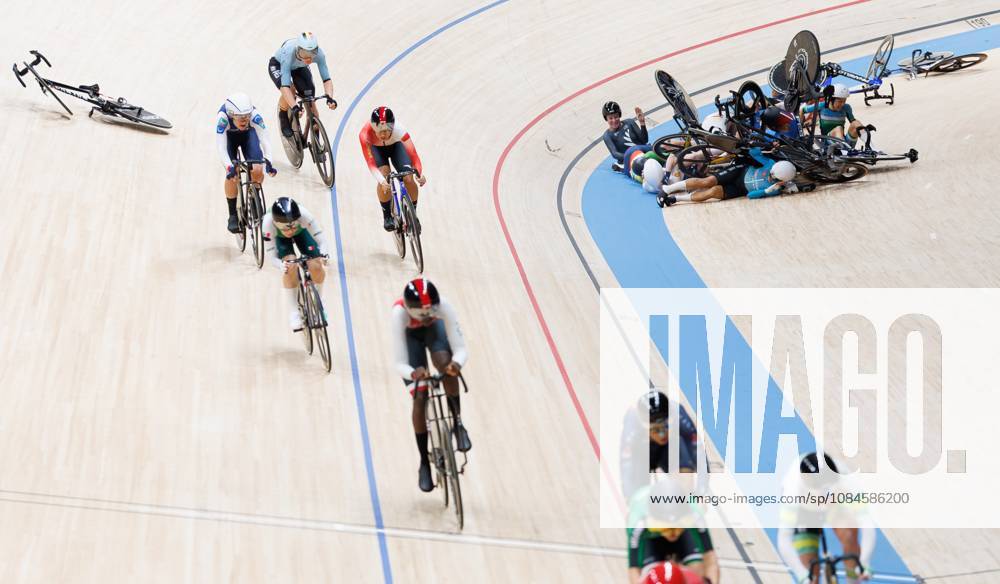 Belgian Lotte Kopecky (back C) rides past several cyclists who fell during the Scratch race of the Women s Omnium event at the UCI Track cycling, Rad, Radsport, Bahnrad, Bahn World Championships in Shanghai, China on Friday 16 October 2026. The worlds are taking place from 14 to 18 October 2026. BENOITxDOPPAGNE x189963238x