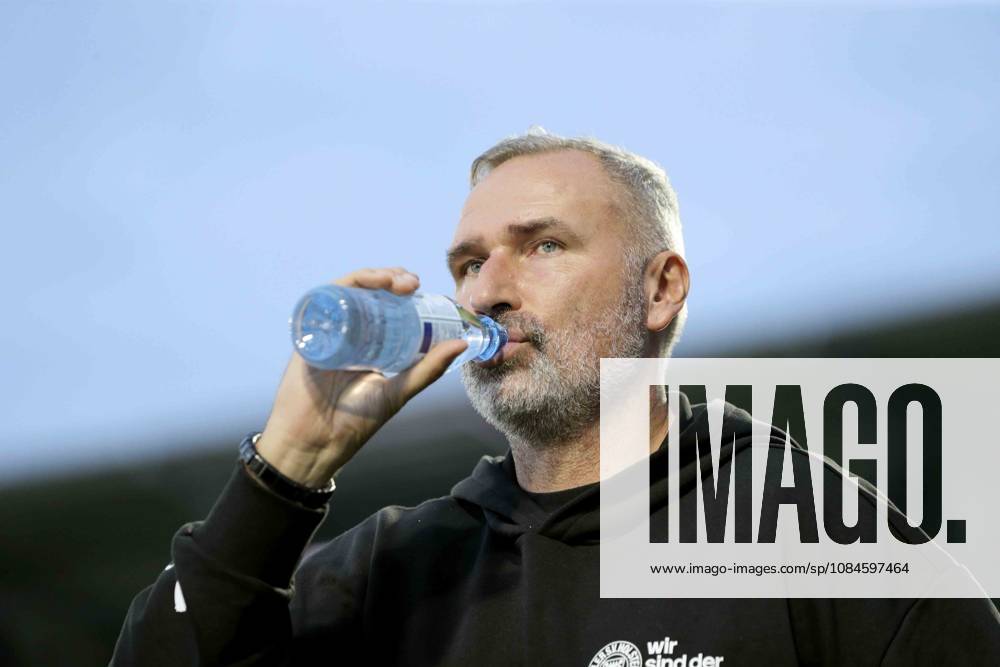 Photo taken shortly before kickoff: Coach Tim WALTER of Kiel in the media spotlight. Soccer, 2. Bundesliga, Matchday 2 on Friday, October 16, 2026: Holstein Kiel vs. Hertha BSC