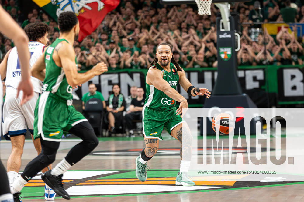 Zalgiris Kaunas vs Anadolu Efes Istanbul - EuroLeague CARSEN EDWARDS passes the ball during the EuroLeague basketball match between Zalgiris Kaunas and Anadolu Efes Istanbul at Zalgiris Arena in Kaunas, Lithuania. Kaunas Kaunas Lithuania