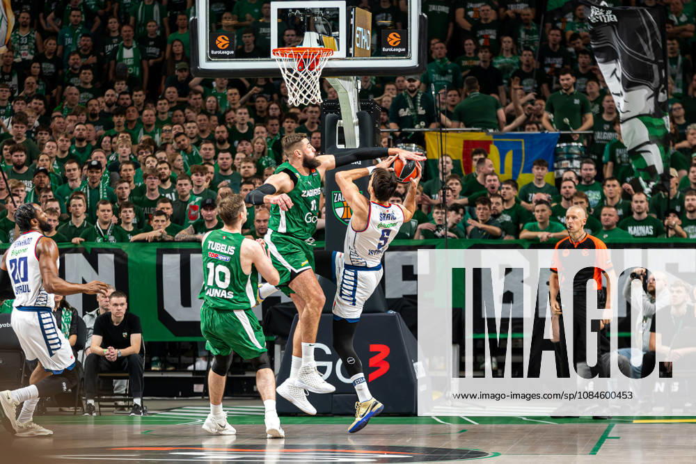 Zalgiris Kaunas vs Anadolu Efes Istanbul - EuroLeague JONAS VALANCIUNAS blocks a shot by DARIO SARIC during the EuroLeague basketball match between Zalgiris Kaunas and Anadolu Efes Istanbul at Zalgiris Arena in Kaunas, Lithuania. Kaunas Kaunas Lithuania
