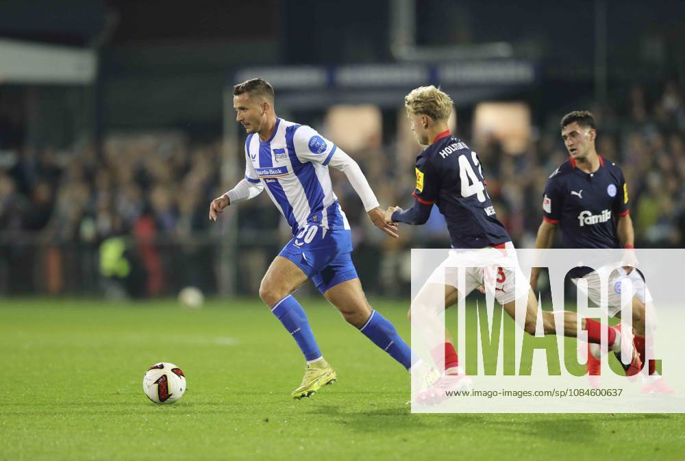 Photo by Paul SEGUIN: Hertha vs. Wiese, right—Soccer, 2. Bundesliga, Matchday 2 on Fri, Oct. 16, 2026, Holstein Kiel vs. Hertha BSC