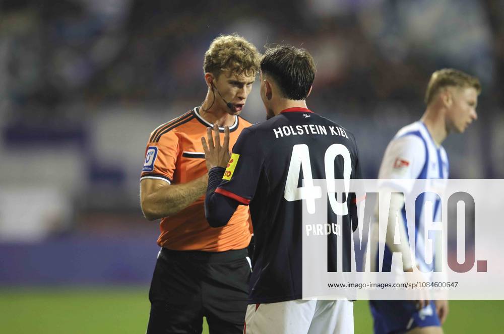 Photo by Leon PARDUZI: Kiel has a run-in with referee Jarno Wienefeld. Soccer, 2. Bundesliga, Matchday 2 on Fri, Oct 16, 2026: Holstein Kiel vs. Hertha BSC