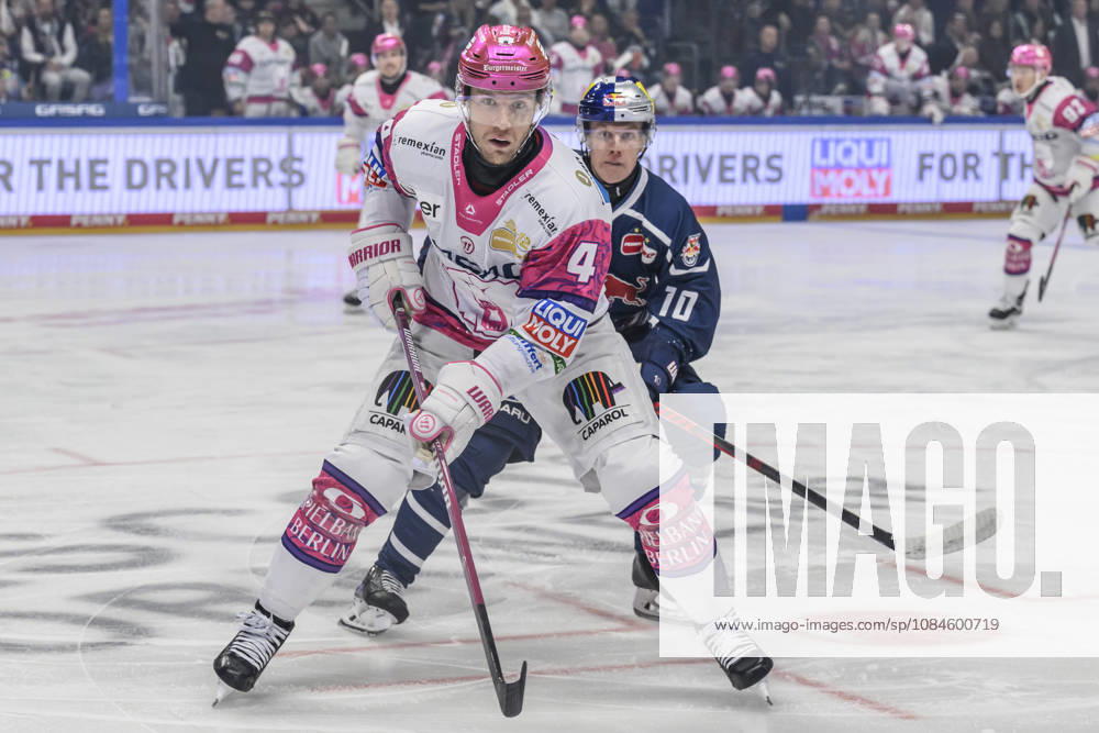 In the photo, from left: Adam Smith, Eisbären Berlin 04; Elis Hede, EHC Red Bull Munich 10; face-off, action, battle, fighting for the puck, GER, Berlin, ice hockey, DEL 1, Eisbären Berlin vs. EHC Red Bull Munich, at the Uber Arena, October 16, 2026,