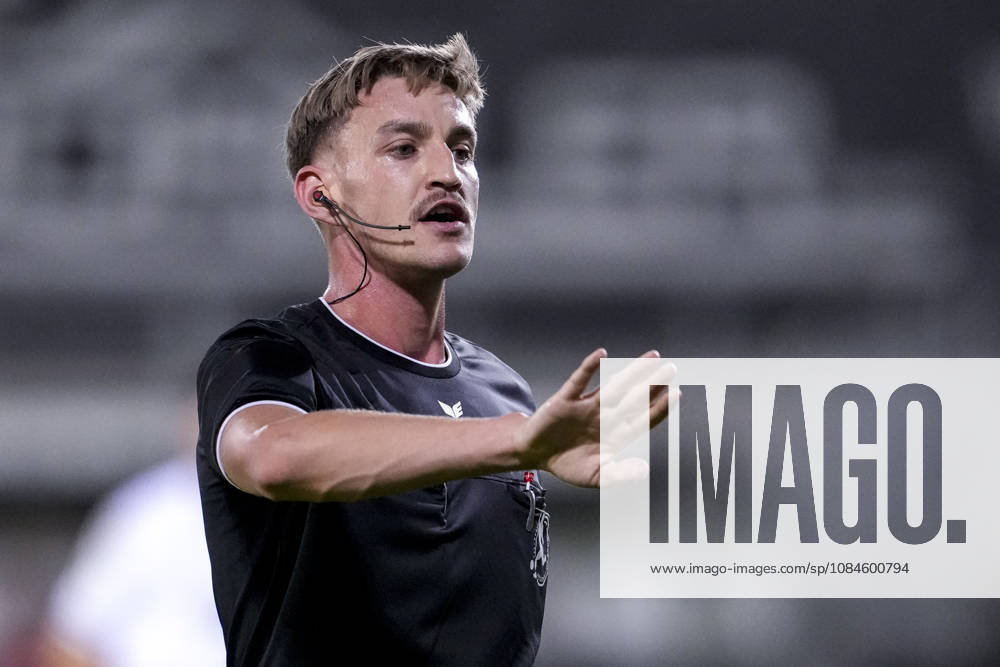 Jan Vincent Ritter, referee, giving instructions, gesturing, gesturing with his arms, single frame, single photo, action, October 16, 2026, Sandhausen, Germany, soccer, Regionalliga Südwest, SV Sandhausen vs. Kickers Offenbach