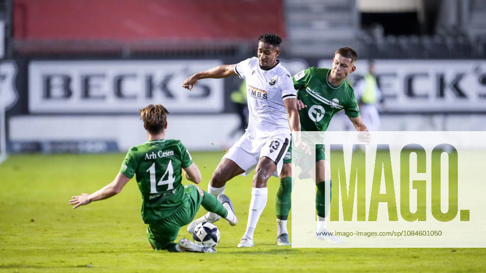 From left: Kristjan Arh (OFC), 14; Yannick Osee (SVS), 13; Jan Becker (OFC), 10; tackle, game scene, duel, tackle, tackling, dynamics, action, 16 10 2026, Sandhausen, Germany, soccer, Regionalliga Southwest, SV Sandhausen, Kickers Offenbach
