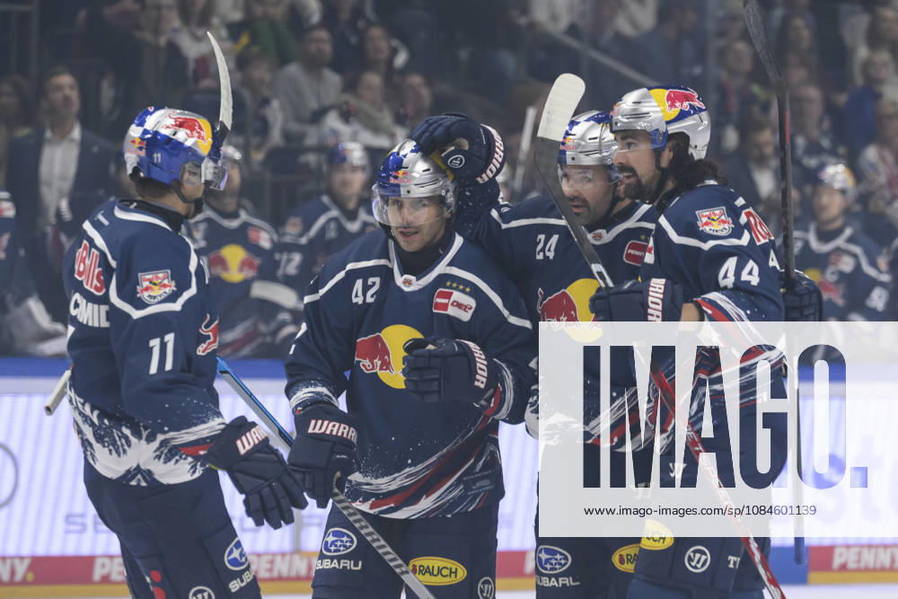 In the photo, from left: goal, score, celebration, goal celebration, joy, excitement, celebrating, after the tying goal by Ryan Murphy, EHC Red Bull Munich 24, GER, Berlin, ice hockey, DEL 1, Eisbären Berlin vs. EHC Red Bull Munich, at the Uber Arena, October 16, 2026,