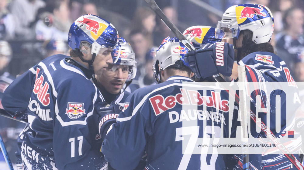 In the photo, from left: goal, score, celebration, goal celebration, joy, excitement, celebrating, after the tying goal by Ryan Murphy, EHC Red Bull Munich 24, GER, Berlin, ice hockey, DEL 1, Eisbären Berlin vs. EHC Red Bull Munich, at the Uber Arena, October 16, 2026,