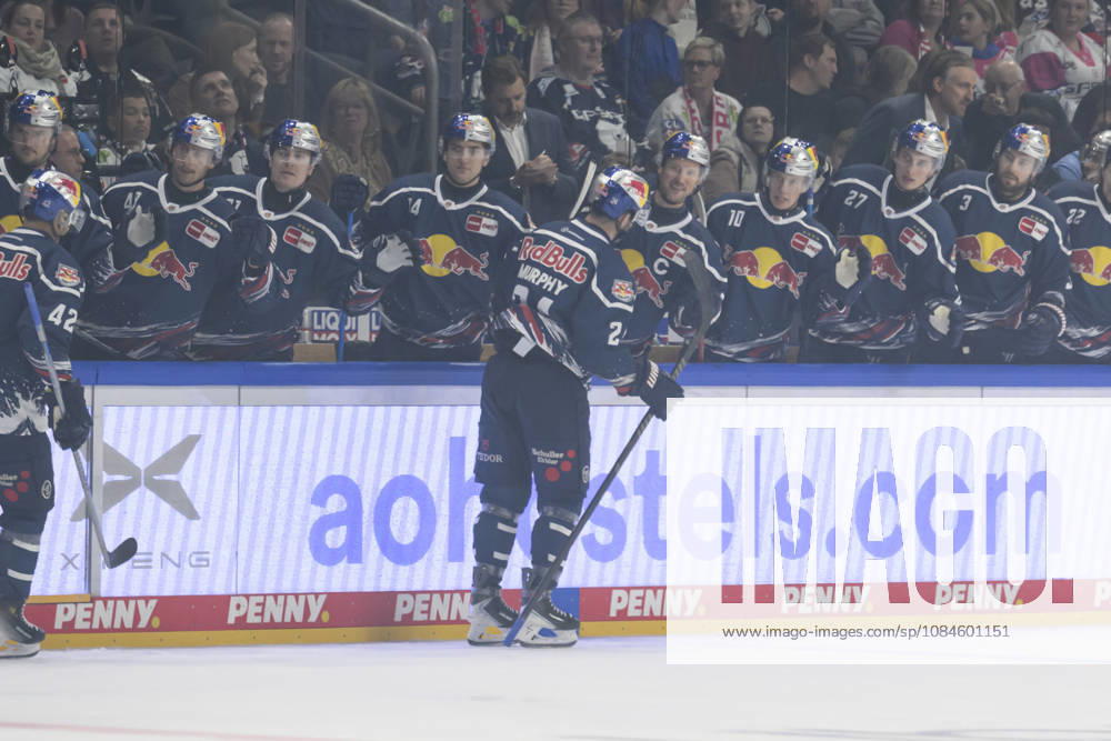 In the photo, from left: goal, score, celebration, goal celebration, joy, excitement, celebrating, after the tying goal by Ryan Murphy, EHC Red Bull Munich 24, GER, Berlin, ice hockey, DEL 1, Eisbären Berlin vs. EHC Red Bull Munich, at the Uber Arena, October 16, 2026,