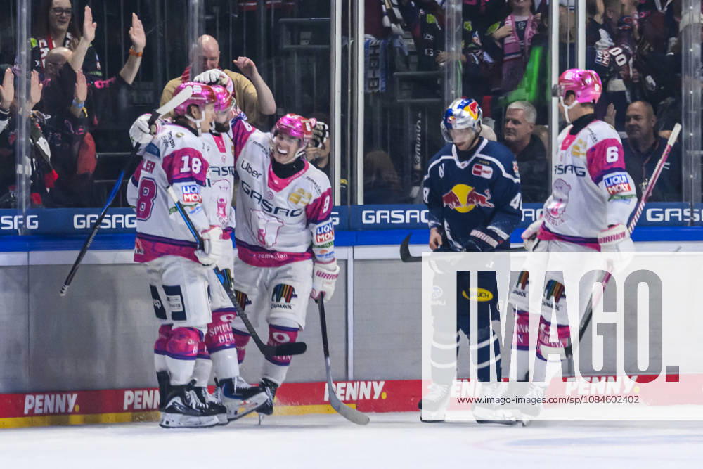 In the photo, from left: goal, score, celebration, goal celebration, joy, excitement, celebrating after Liam Kirk s go-ahead goal to make it 2-1 for Eisbären Berlin 94, GER, Berlin, ice hockey, DEL 1, Eisbären Berlin vs. EHC Red Bull Munich, at the Uber Arena, October 16, 2026,