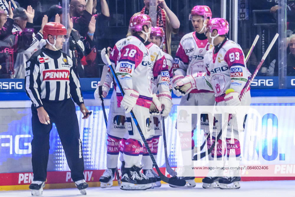 In the photo, from left: goal, score, celebration, goal celebration, joy, excitement, celebrating after Liam Kirk s go-ahead goal to make it 2-1 for Eisbären Berlin 94, GER, Berlin, ice hockey, DEL 1, Eisbären Berlin vs. EHC Red Bull Munich, at the Uber Arena, October 16, 2026,
