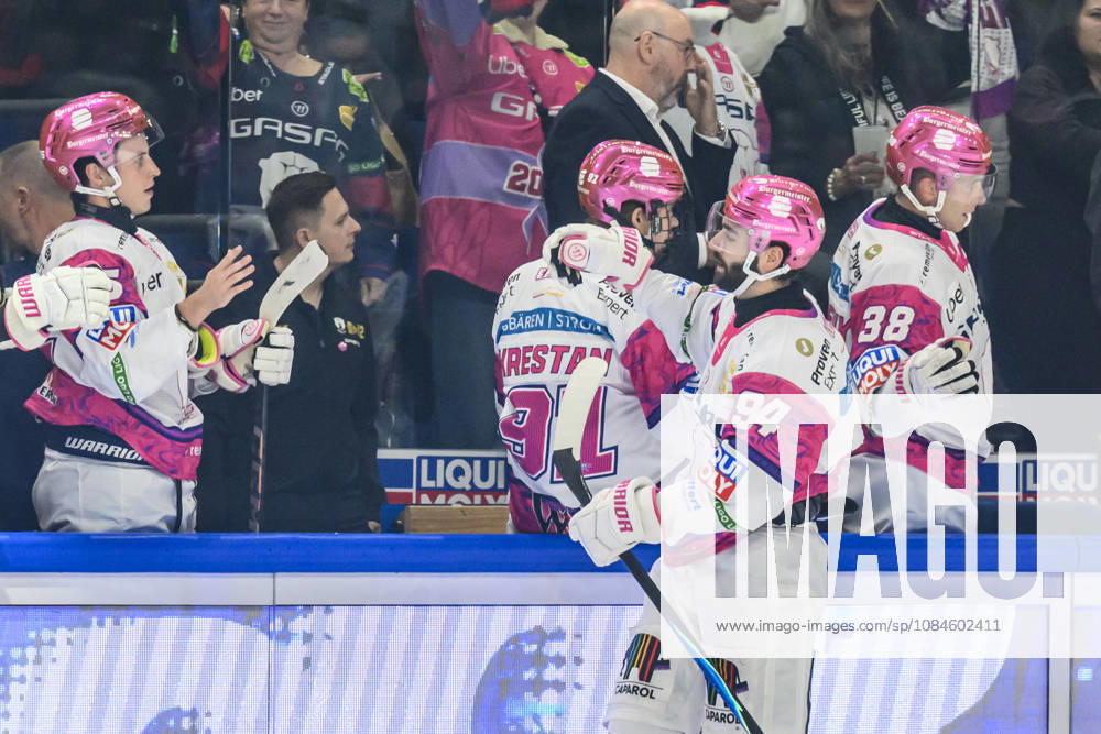 In the photo, from left: goal, score, celebration, goal celebration, joy, excitement, celebrating after Liam Kirk s go-ahead goal to make it 2-1 for Eisbären Berlin 94, GER, Berlin, ice hockey, DEL 1, Eisbären Berlin vs. EHC Red Bull Munich, at the Uber Arena, October 16, 2026,