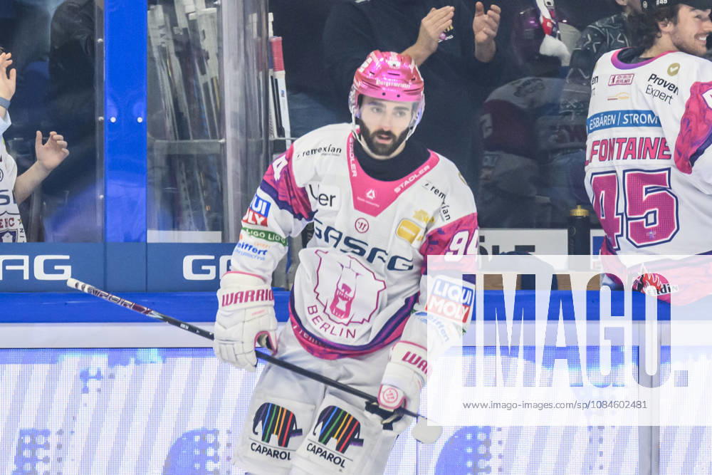 In the photo, from left: goal, goal scored, celebration, goal celebration, joy, excitement, celebrating after Liam Kirk s go-ahead goal to make it 2–1 for Eisbären Berlin 94, GER, Berlin, ice hockey, DEL 1, Eisbären Berlin vs. EHC Red Bull Munich, at the Uber Arena, October 16, 2026,