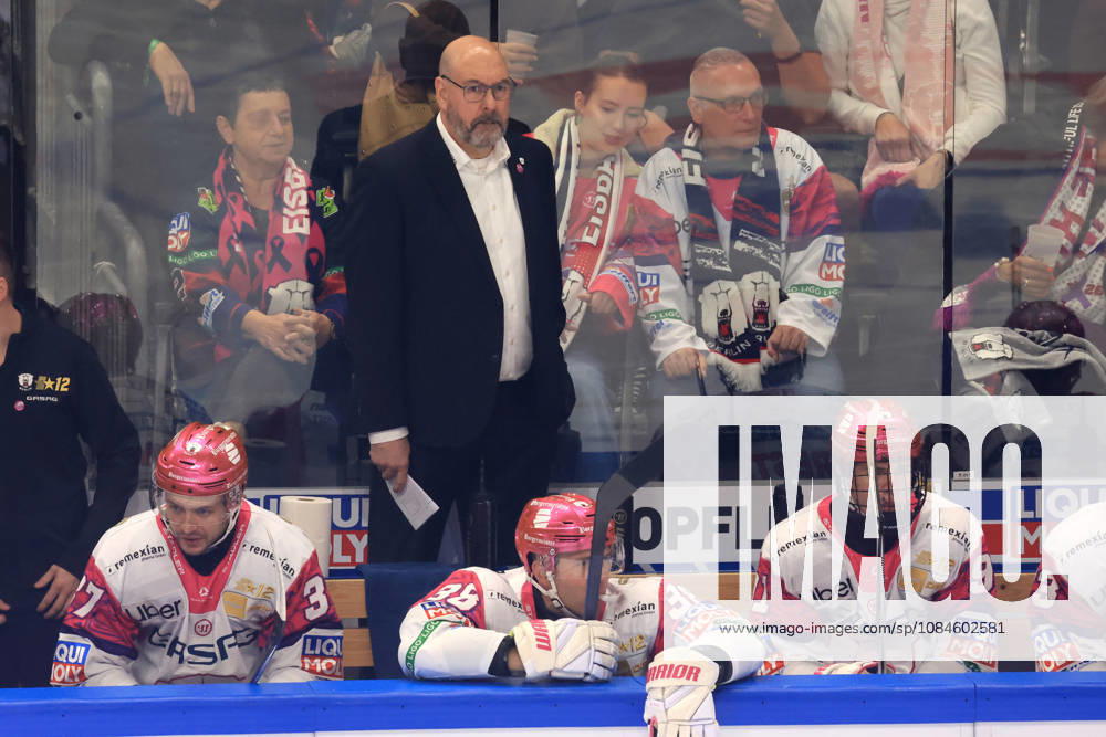 DEU, GER, Ice Hockey, Matchday 9, 2026–27 Season, Berlin, Eisbären Berlin vs. RB Munich Head Coach Eric Dubois, Eisbären Berlin, Eisbären Berlin bench, nordphoto GmbH, Engler Berlin, Uber Arena Berlin, Germany