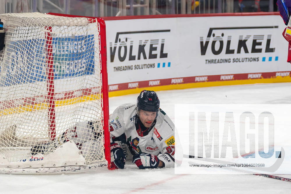 Dylan Plouffe of EHC Freiburg, 27, ended up in the Düsseldorf goal instead of the puck. DEG vs. EHC Freiburg, Ice Hockey, DEL2, Matchday 9, 2026–2027 Season, October 16, 2026, DEG vs. EHC Freiburg, Ice Hockey, DEL2, Matchday 9, 2026–2027 Season, October 16, 2026, Düsseldorf