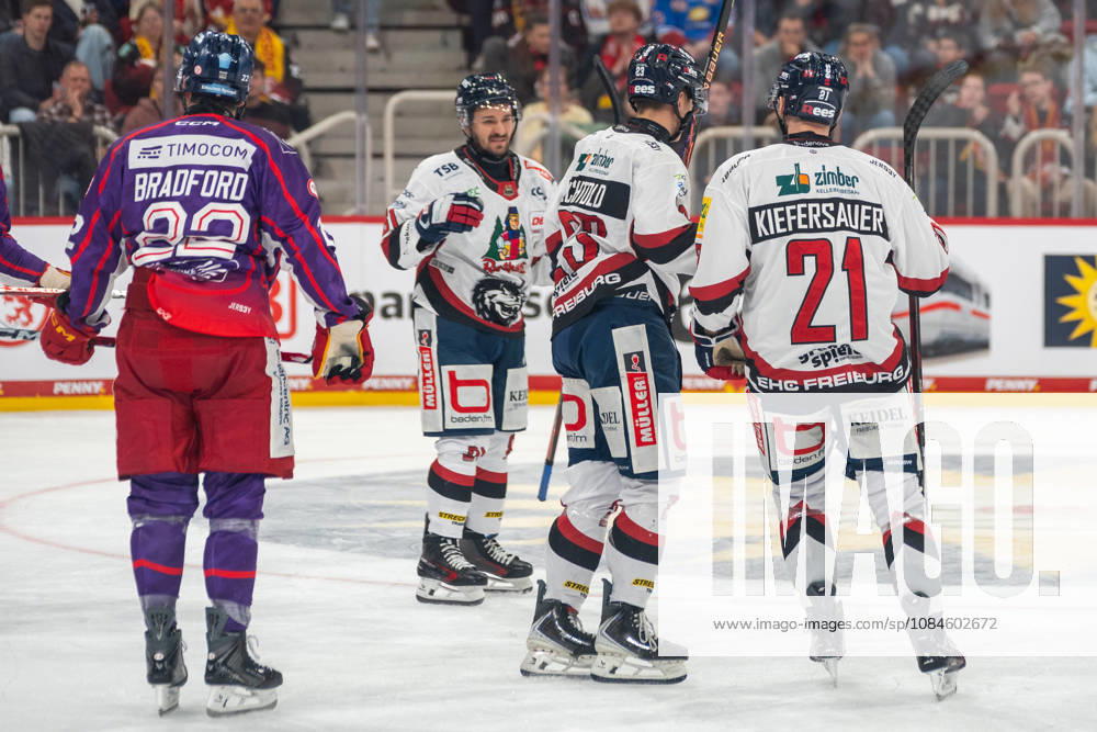 Christian Billich of EHC Freiburg, 81, Paul Bechtold of EHC Freiburg, 23, and Christoph Kiefersauer of EHC Freiburg, 21, celebrate the goal that narrowed the score gap. DEG vs. EHC Freiburg, ice hockey, DEL2, Matchday 9, 2026–2027 season, October 16, 2026, DEG vs. EHC Freiburg, ice hockey, DEL2, Matchday 9, 2026–2027 season, October 16, 2026, Düsseldorf