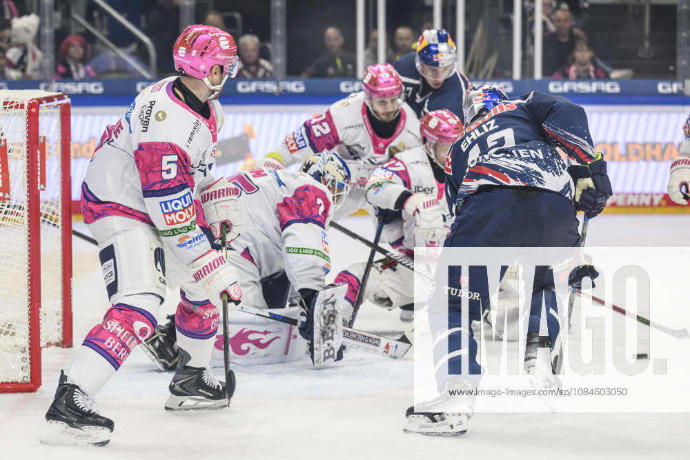 In the photo, from left: Scramble in front of the Eisbären goal, GER, Berlin, ice hockey, DEL 1, Eisbären Berlin vs. EHC Red Bull Munich, at the Uber Arena, October 16, 2026,