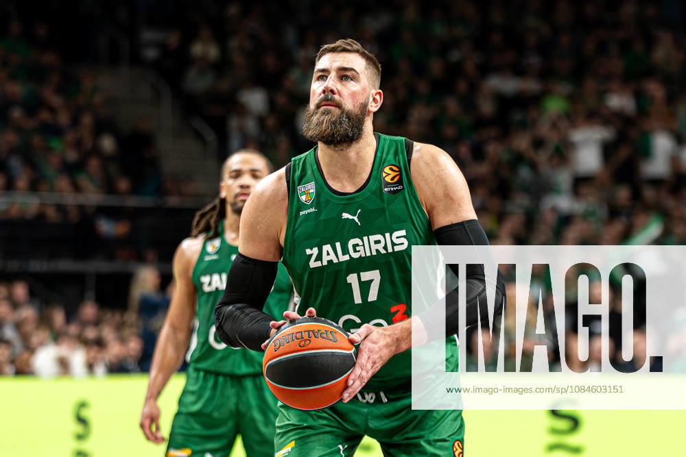 Zalgiris Kaunas vs Anadolu Efes Istanbul - EuroLeague Jonas Valanciunas shoots a free throw during the EuroLeague basketball match between Zalgiris Kaunas and Anadolu Efes Istanbul at Zalgiris Arena in Kaunas, Lithuania. Kaunas Kaunas Lithuania