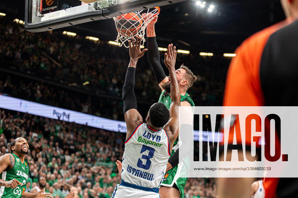 Zalgiris Kaunas vs Anadolu Efes Istanbul - EuroLeague Jonas Valanciunas dunks during the EuroLeague basketball match between Zalgiris Kaunas and Anadolu Efes Istanbul at Zalgiris Arena in Kaunas, Lithuania. Kaunas Kaunas Lithuania