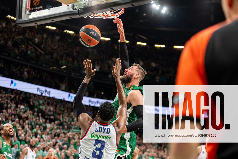 Zalgiris Kaunas vs Anadolu Efes Istanbul - EuroLeague Jonas Valanciunas dunks during the EuroLeague basketball match between Zalgiris Kaunas and Anadolu Efes Istanbul at Zalgiris Arena in Kaunas, Lithuania. Kaunas Kaunas Lithuania
