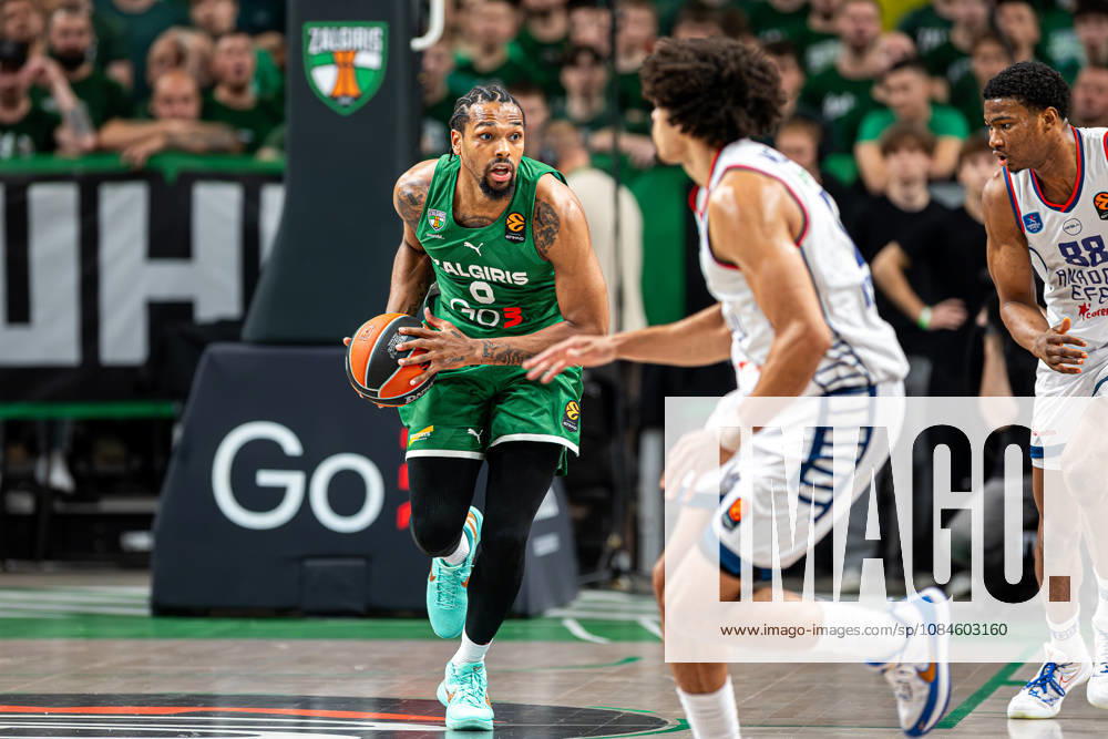 Zalgiris Kaunas vs Anadolu Efes Istanbul - EuroLeague STERLING BROWN dribbles the ball during the EuroLeague basketball match between Zalgiris Kaunas and Anadolu Efes Istanbul at Zalgiris Arena in Kaunas, Lithuania. Kaunas Kaunas Lithuania