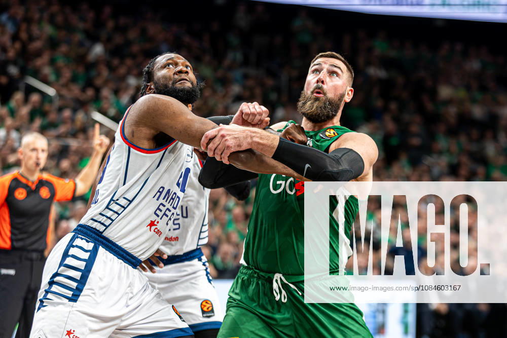 Zalgiris Kaunas vs Anadolu Efes Istanbul - EuroLeague Jonas Valanciunas while CARSEN EDWARDS shoots a free throw during the EuroLeague basketball match between Zalgiris Kaunas and Anadolu Efes Istanbul at Zalgiris Arena in Kaunas, Lithuania. Kaunas Kaunas Lithuania