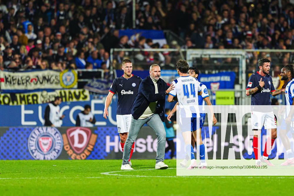 Tim Walter (Holstein Kiel), coach, separates Phil Harres (Holstein Kiel, 19) and Linus Gechter (Hertha BSC, 44) GER, Holstein Kiel vs. Hertha BSC, soccer, 2. Bundesliga, Matchday 08, 2026–2027 season, October 16, 2026 DFL regulations prohibit any use of photographs as image sequences and or quasi-video GER, Holstein Kiel vs. Hertha BSC, soccer, 2. Bundesliga, Matchday 08, 2026–2027 season, October 16, 2026, Kiel