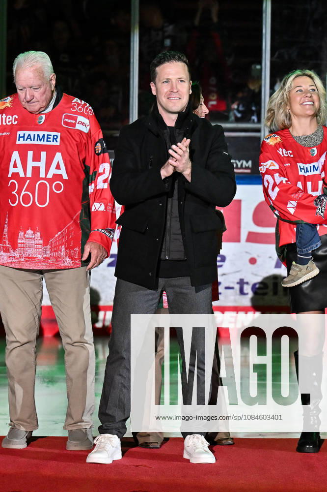 Penny DEL Augsburger Panther vs. Adler Mannheim, October 16, 2026, AUGSBURG, GERMANY, OCTOBER 16. Pictured: T. J. Trevelyan, whose jersey number will be raised to the arena rafters today, before the Penny DEL game between the Augsburger Panther and the Adler Mannheim on Matchday 9 at the Curt Frenzel Stadium