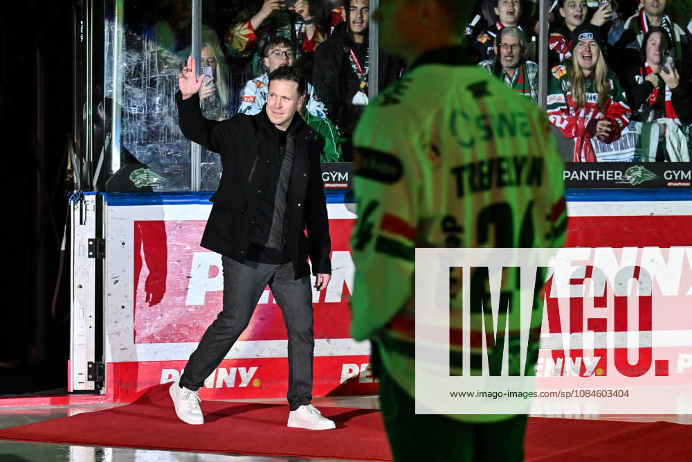 Penny DEL Augsburger Panther vs. Adler Mannheim, October 16, 2026, AUGSBURG, GERMANY, OCTOBER 16. Pictured: T. J. Trevelyan, whose jersey number will be raised to the arena rafters today, before the Penny DEL game between the Augsburger Panther and the Adler Mannheim on Matchday 9 at the Curt Frenzel Stadium