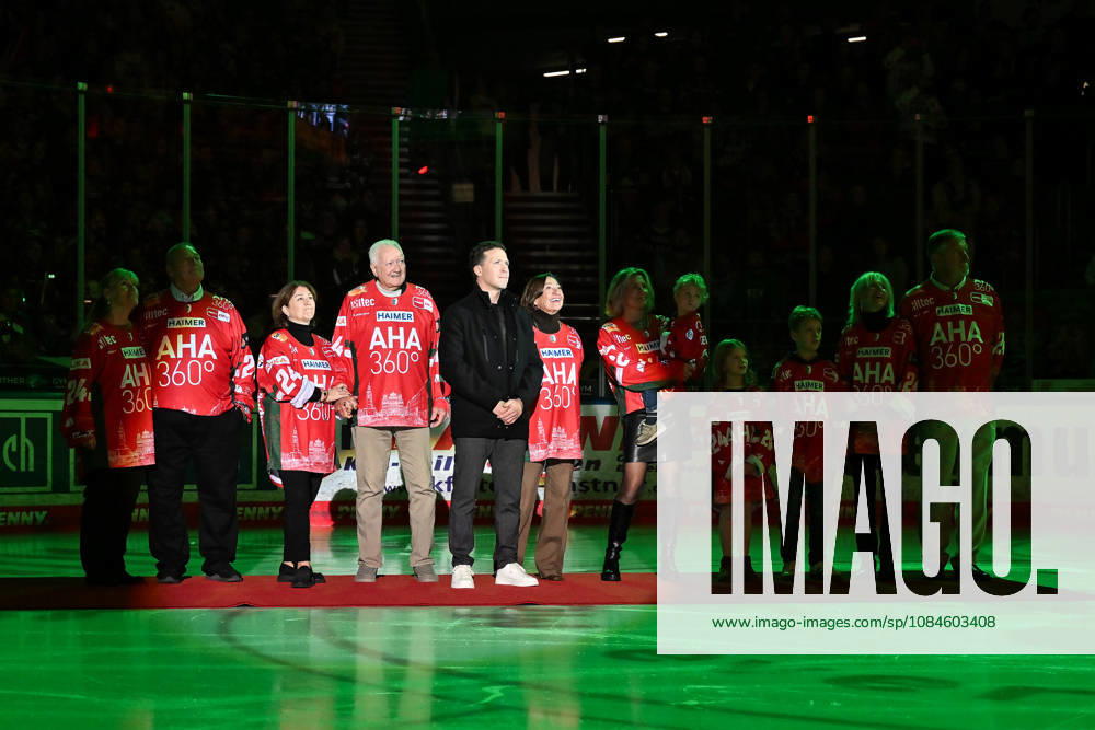 Penny DEL Augsburg Panthers vs. Adler Mannheim, October 16, 2026, AUGSBURG, GERMANY, OCTOBER 16. Pictured: T. J. Trevelyan with his family; his jersey number will be raised to the arena rafters today before the Penny DEL game between the Augsburger Panther and the Adler Mannheim on Matchday 9 at Curt Frenzel Stadium.