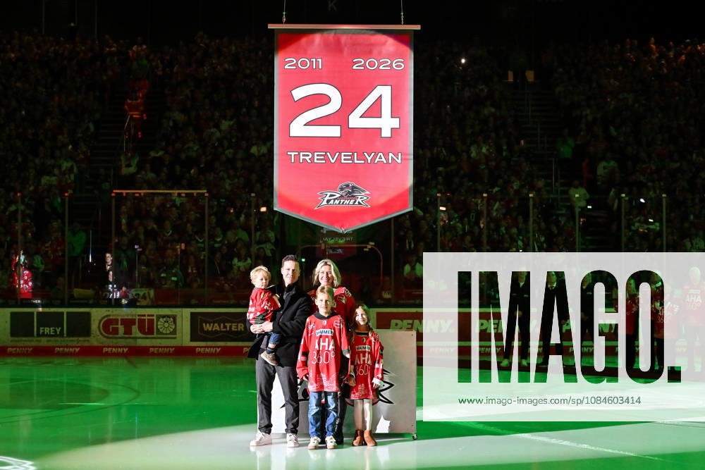 Penny DEL, Augsburger Panther vs. Adler Mannheim, October 16, 2026, AUGSBURG, GERMANY, OCTOBER 16. Pictured: T. J. Trevelyan with his family, in front of the No. 24 jersey that will be raised to the arena ceiling today before the Penny DEL match between the Augsburger Panther and the Adler Mannheim on Matchday 9 at the Curt Frenzel Stadium.
