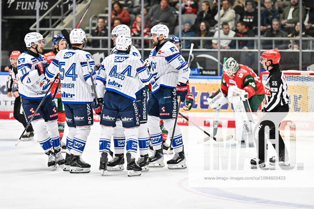 Penny DEL: Augsburger Panther vs. Adler Mannheim, October 16, 2026, AUGSBURG, GERMANY, October 16: The visiting fans celebrate after Maximilian HEIM of Adler Mannheim scores the 1–1 goal. Goal scorer joy during the Penny DEL match between the Augsburger Panther and Adler Mannheim on Matchday 9 at Curt Frenzel Stadium.