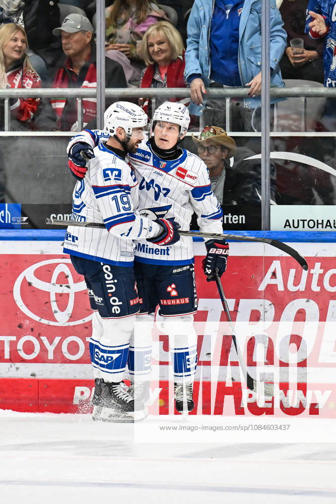 Penny DEL: Augsburger Panther vs. Adler Mannheim, October 16, 2026, AUGSBURG, GERMANY OCTOBER 16 Cheers from the visiting fans after Zachary SOLOW’s goal to make it 1–2 for Adler Mannheim 73 Goal Scorer Joy Happy during the Penny DEL match between the Augsburger Panther and Adler Mannheim on Matchday 9 at Curt Frenzel Stadium