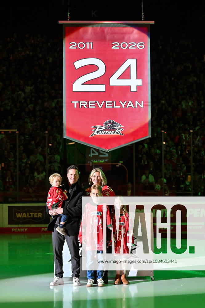 Penny DEL, Augsburger Panther vs. Adler Mannheim, October 16, 2026, AUGSBURG, GERMANY, OCTOBER 16. Pictured: T. J. Trevelyan with his family in front of the No. 24 jersey, which will be raised to the arena ceiling today before the Penny DEL match between the Augsburger Panther and the Adler Mannheim on Matchday 9 at Curt Frenzel Stadium.