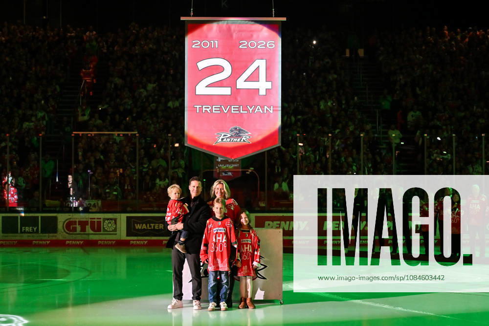 Penny DEL, Augsburger Panther vs. Adler Mannheim, October 16, 2026, AUGSBURG, GERMANY, OCTOBER 16. Pictured: T. J. Trevelyan with his family in front of the No. 24 jersey, which will be raised to the arena ceiling today before the Penny DEL match between the Augsburger Panther and the Adler Mannheim on Matchday 9 at Curt Frenzel Stadium.
