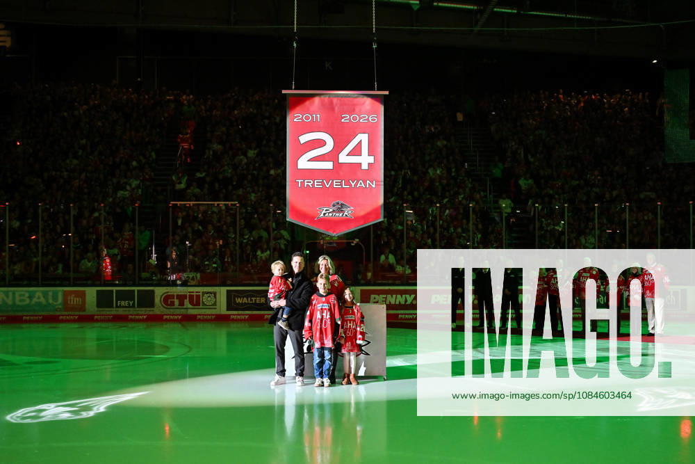 Penny DEL, Augsburger Panther vs. Adler Mannheim, October 16, 2026, AUGSBURG, GERMANY, OCTOBER 16. Pictured: T. J. Trevelyan with his family in front of the No. 24 jersey, which will be raised to the arena rafters today before the Penny DEL match between the Augsburger Panther and the Adler Mannheim on Matchday 9 at Curt Frenzel Stadium.