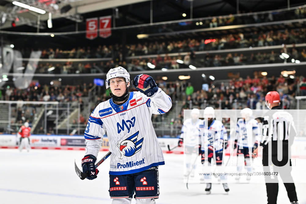 Penny DEL Augsburger Panther vs. Adler Mannheim, October 16, 2026, AUGSBURG, GERMANY, OCTOBER 16: The visiting fans celebrate after Zachary SOLOW scores to make it 1–2 for Adler Mannheim. Goal, goal scorer, joy, happy during the Penny DEL match between the Augsburger Panther and Adler Mannheim on Matchday 9 at Curt Frenzel Stadium
