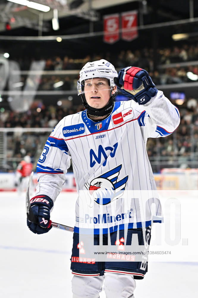 Penny DEL Augsburger Panther vs. Adler Mannheim, October 16, 2026, AUGSBURG, GERMANY, OCTOBER 16: The visiting fans celebrate after Zachary SOLOW scores to make it 1–2 for Adler Mannheim. Goal, goal scorer, joy, happy during the Penny DEL match between the Augsburger Panther and Adler Mannheim on Matchday 9 at Curt Frenzel Stadium