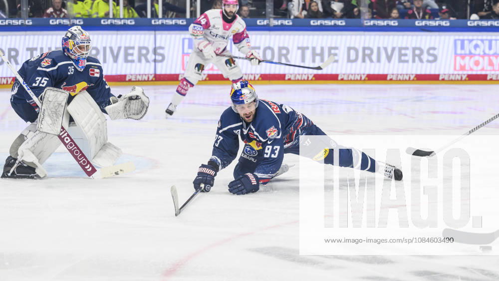 Pictured, from left: Mathias Niederberger (EHC Red Bull Munich, 35) and Maximilian Kastner (EHC Red Bull Munich, 93) throw themselves in the path of the puck, GER, Berlin, ice hockey, DEL 1, Eisbären Berlin vs. EHC Red Bull Munich, at the Uber Arena, October 16, 2026,