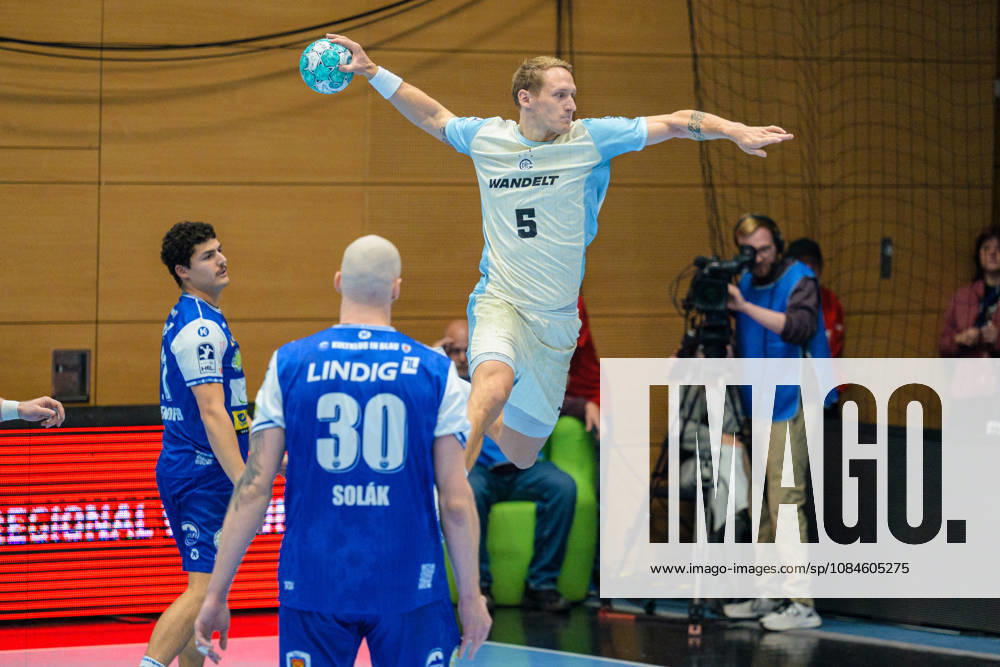 Tilen Kodrin, VfL Gummersbach, 05 from the corner; Dominik Solak, ThSV Eisenach, 30; Gian Attenhofer, ThSV Eisenach, 11 GER, ThSV Eisenach vs. VfL Gummersbach, 1st Opel Handball Bundesliga, Handball, Matchday 9, 2026–2027 season, 8:00 p.m., October 16, 2026, GER, ThSV Eisenach vs. VfL Gummersbach, 1st Opel Handball Bundesliga, Handball, Matchday 9, 2026–2027 season, 8:00 p.m., October 16, 2026, Eisenach
