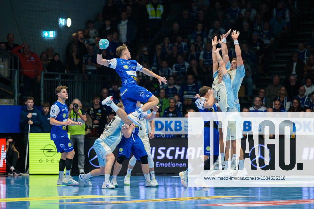 Oskar Joelsson (ThSV Eisenach), 03 vs. the defense of Tilen Kodrin (VfL Gummersbach), 05 GER, ThSV Eisenach vs. VfL Gummersbach, 1 Opel Handball Bundesliga, Handball, Matchday 9, 2026–2027 Season, 8:00 p.m., October 16, 2026 GER, ThSV Eisenach vs. VfL Gummersbach, 1st Opel Handball Bundesliga, Handball, Matchday 9, 2026–2027 season, 8:00 p.m., October 16, 2026, Eisenach
