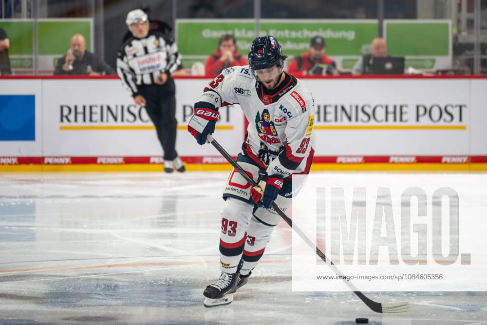 Parker Bowles of EHC Freiburg, No. 93, takes a penalty shot in the DEG vs. EHC Freiburg game, ice hockey, DEL2, Matchday 9, 2026–2027 season, October 16, 2026, DEG vs. EHC Freiburg, Ice Hockey, DEL2, Matchday 9, 2026–2027 Season, October 16, 2026, Düsseldorf