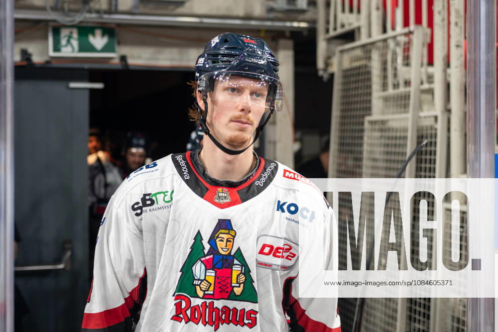 Tim Sezemsky of EHC Freiburg, who would later score a goal, skates onto the ice for the second period in the DEG vs. EHC Freiburg game, ice hockey, DEL2, Matchday 9, 2026–2027 season, October 16, 2026, DEG vs. EHC Freiburg, ice hockey, DEL2, Matchday 9, 2026–2027 season, October 16, 2026, Düsseldorf