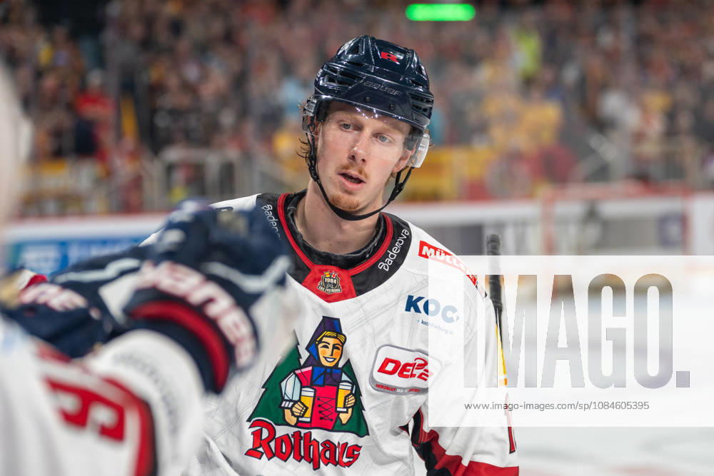 Tim Sezemsky of EHC Freiburg, 19, receives congratulations on his goal at the bench. DEG vs. EHC Freiburg, Ice Hockey, DEL2, Matchday 9, 2026–2027 Season, October 16, 2026, DEG vs. EHC Freiburg, Ice Hockey, DEL2, Matchday 9, 2026–2027 Season, October 16, 2026, Düsseldorf