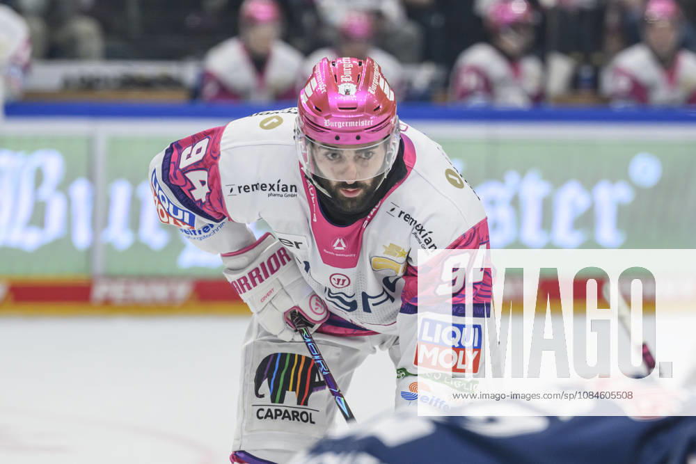 In the photo, from left: Liam Kirk of Eisbären Berlin 94, waiting for the puck, GER, Berlin, ice hockey, DEL 1, Eisbären Berlin vs. EHC Red Bull Munich, at the Uber Arena, October 16, 2026,