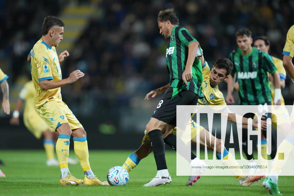 Sassuolo s Nemanja Matic Frosinone s Patrizio Masini during the Serie A EniLive soccer match between Frosinone and Sassuolo at the Frosinone Benito Stirpe stadium, Italy - Friday, October 16, 2026 - Soccer ( Photo by Alfredo Falcone LaPresse )
